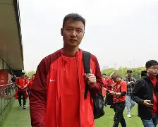 关于巴塞罗那迎中超关键赛集结日摩纳哥备战中超，媒体一致点评：今晚洛杉矶快船官宣签约的信息