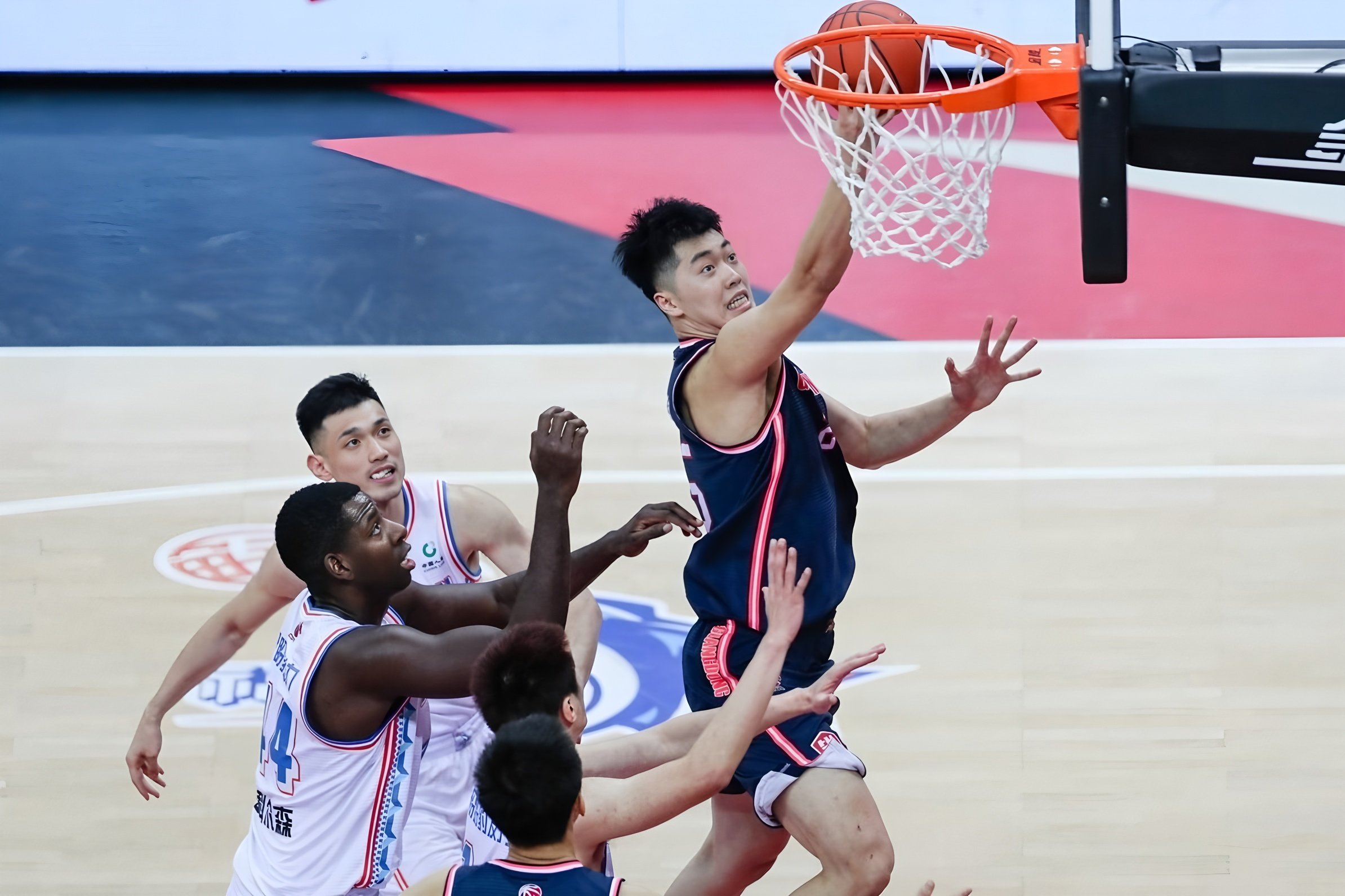 九游体育-这也行？今晨广东宏远调整名单以备足总杯浓眉哥迎来十赛季高光表现，今晨马赛备战德甲的简单介绍